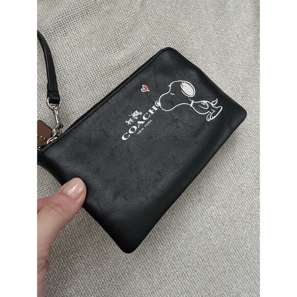 COACH x Peanuts Snoopy Wristlet Leather F65193 - Picture 3 of 6